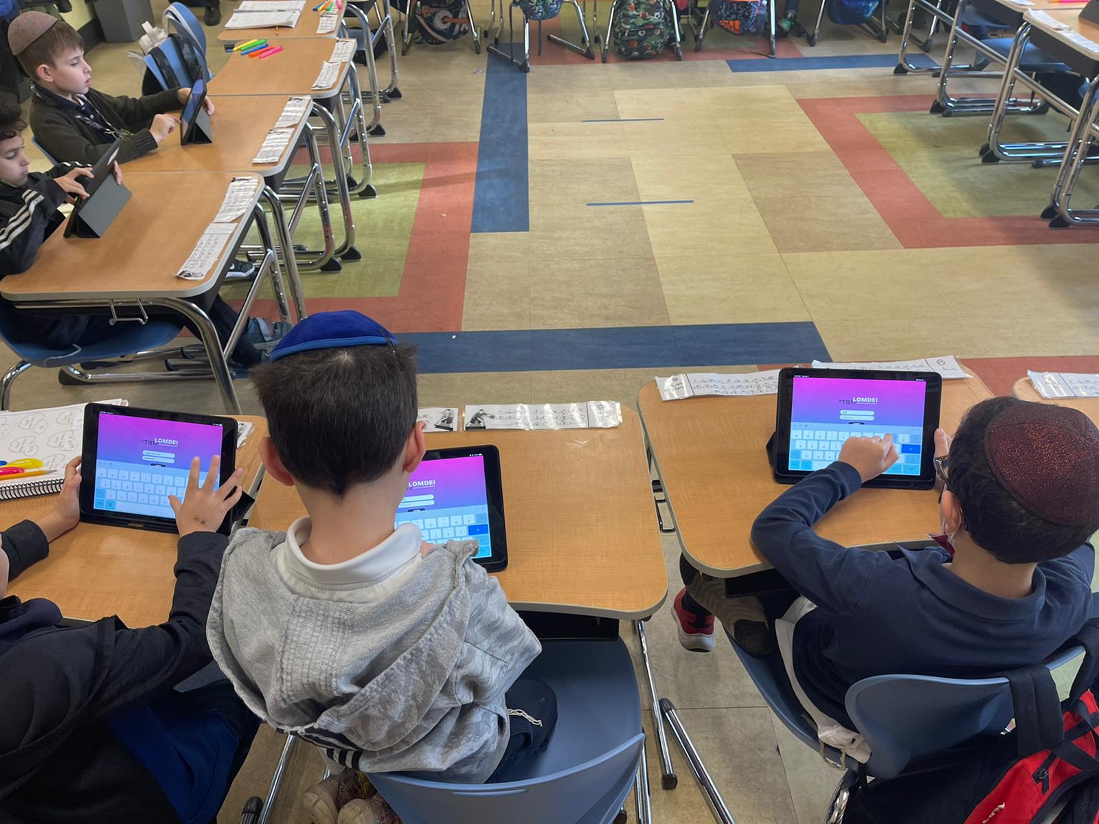 Students Learn with the Lomdei Platform